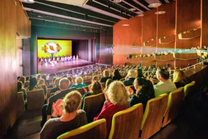 Ausverkaufte Premiere in der Deutschen Oper: Traditionelle Werte für die heutige Gesellschaft