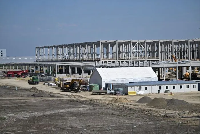 Die Baustelle für ein Werk des chinesischen Batterieherstellers CATL in der Nähe von Debrecen, der zweitgrößten Stadt Ungarns. Das Foto wurde am 5. Mai 2024 aufgenommen. Das Unternehmen errichtet mit Unterstützung der ungarischen Regierung sein zweites Werk in Europa. Foto: Attila Kisbenedek / AFP via Getty Images
