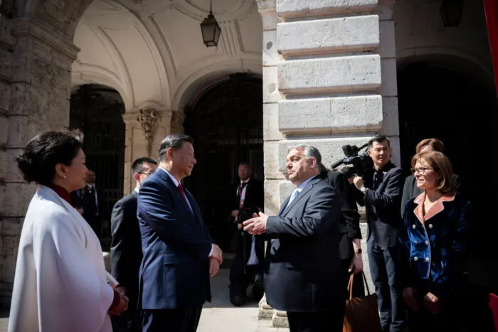 Der chinesische Präsident Xi Jinping und Ministerpräsident Viktor Orbán am 9. Mai 2024 in der Budaer Burg in Budapest, Ungarn. Foto: Vivien Cher Benko/POOL/AFP via Getty Images