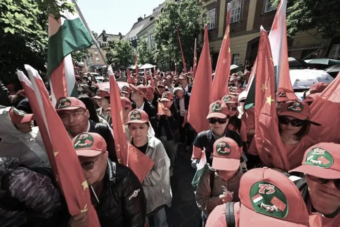 Befürworter des chinesischen Präsidenten Xi Jinping in der Budaer Burg in der Nähe der Route seines Autokorsos am 9. Mai 2024 in Budapest, Ungarn. Foto: Attila Kisbenedek/AFP via Getty Images