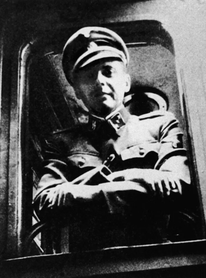 Um 1945: Der deutsche Nazi-Arzt und Kriegsverbrecher Josef Mengele (1911–1979) in SS-Uniform am Fenster eines Zuges. Foto: Hulton Archive/Getty Images