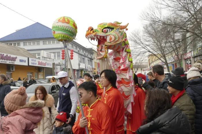 Drachentänzer im inoffiziellen chinesischen Viertel von Budapest. Foto: Zoltan Tarlacz / iStock