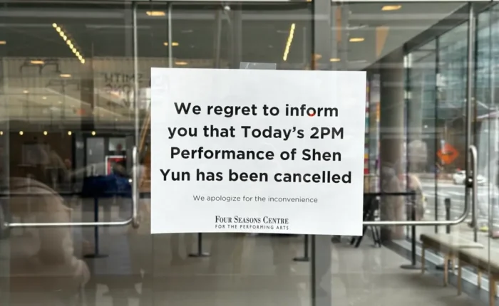 Ein Aushang im Four Seasons Centre for the Performing Arts in Toronto informierte die Besucher am 29. März 2026 darüber, dass Shen Yuns Sonntagsvorstellung abgesagt wurde. Foto: Epoch Times