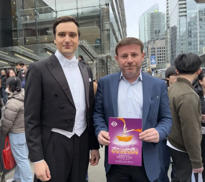 Toronto, 29. März 2026 – Der konservative Abgeordnete Roman Baber mit einem Shen-Yun-Programmheft vor dem Four Seasons Centre for the Performing Arts, neben einem Shen-Yun-Moderator. Foto: Epoch Times