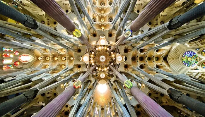 Blick in das Gewölbe der Sagrada Família Von SBA73 from Sabadell, Catalunya - Tot conflueix / All's conected, CC BY-SA 2.0, https://commons.wikimedia.org/w/index.php?curid=17556835