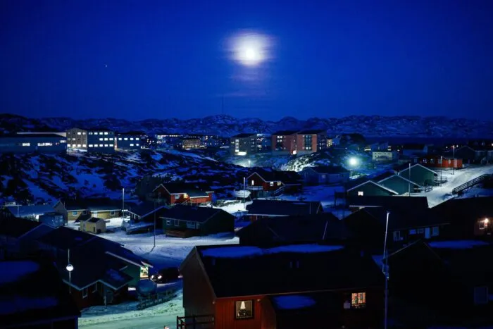Der Vollmond steht über der Stadt Nuuk in Grönland.