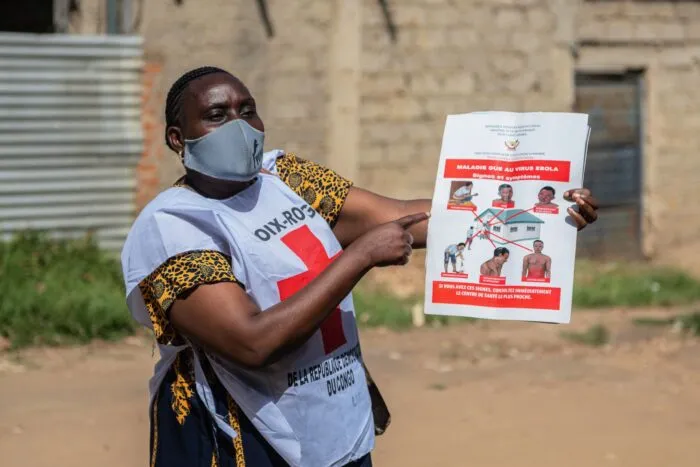 Helfer des Roten Kreuzes betreiben Aufklärung über Ebola - aber zahlreiche Menschen in der betroffenen Region halten die Krankheit für einen Mythos.