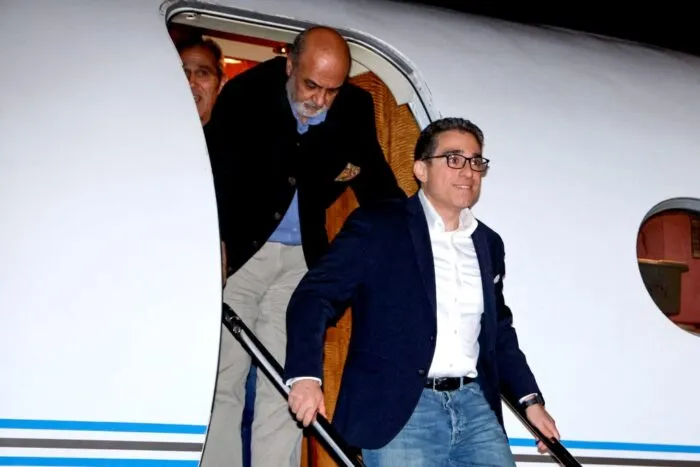 Die freigelassenen US-Bürger Siamak Namazi (r), Morad Tahbaz und Emad Shargi steigen am 19. September 2023 am Davison Army Airfield in Fort Belvoir, Virginia, aus einem Flugzeug. Jonathan Ernst/POOL/AFP via Getty Images
