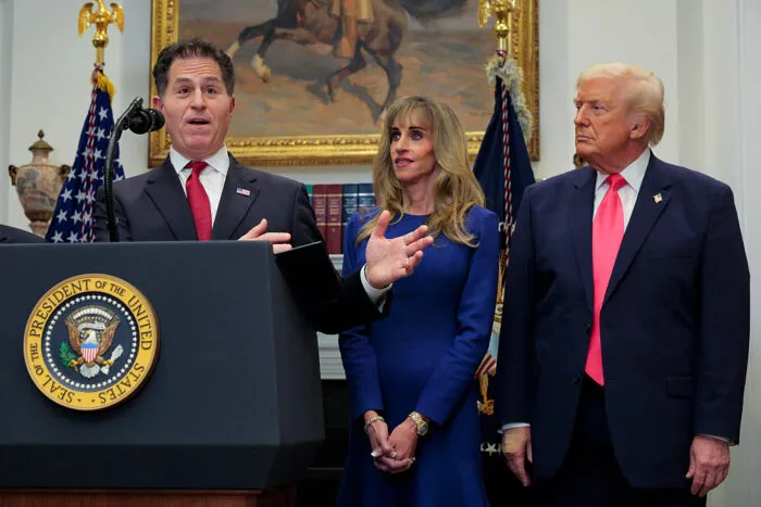Michael Dell spricht, während der Sprecher des Repräsentantenhauses, Mike Johnson (R-La.), und Präsident Donald Trump am 2. Dezember 2025 bei einer Ankündigung der „Trump-Konten“ im Weißen Haus in Washington zuhören. Foto: Chip Somodevilla/Getty Images