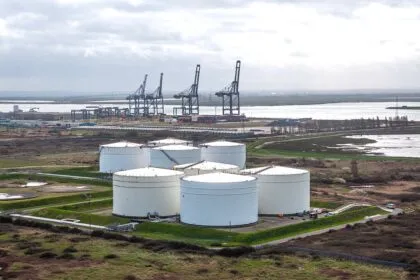 Kerosin, Diesel und LNG: London lockert Sanktionen für Import aus Russland