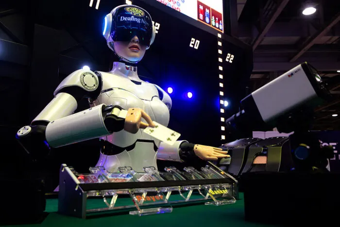 Mit zunehmender Leistungsfähigkeit der Maschinen warnte Joseph Weizenbaum, dass die eigentliche Gefahr nicht nur in ihrer Macht liege, sondern darin, wie wir uns im Vergleich zu ihnen sehen. Hier ein Roboter-Croupier auf der Global Gaming Expo Asia in Macau am 12. Mai 2026. Foto: Eduardo Leal / AFP via Getty Images