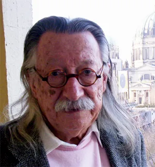 Joseph Weizenbaum auf dem Balkon seiner Wohnung in Berlin am 11. Februar 2005. Der emeritierte Professor für Informatik am Massachusetts Institute of Technology (MIT) in Cambridge, USA, veröffentlichte 1966 mit ELIZA den ersten Chatbot der Welt. Foto: Ulrich Hansen/Wikimedia Commons |&nbsp;CC BY-SA 3.0