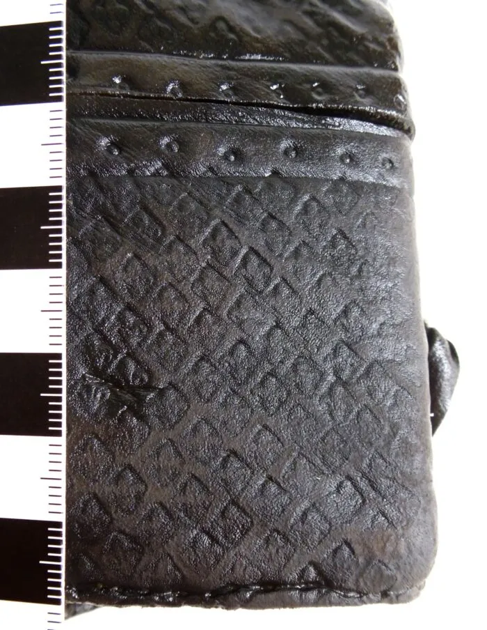 Ledereinband mit Lilienprägung, indem das Notizbuch steckte