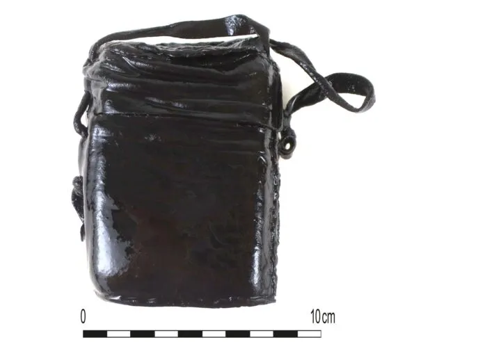 Ledereinband, in dem Archäologen das Notizbuch fanden