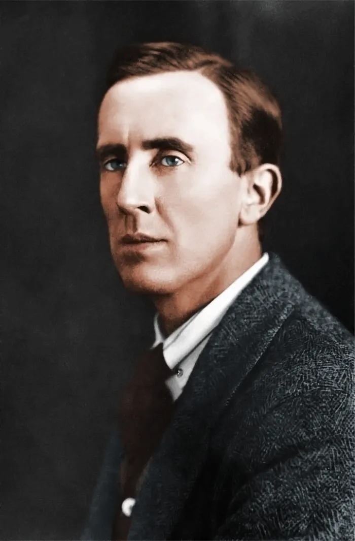 Eine kolorierte Fotografie von Tolkien aus den 1940er-Jahren. Foto: TuckerFTW, CC BY-SA 4.0, via Wikimedia Commons
