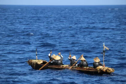 Thor Heyerdahl als Vorbild: Steinzeit-Kanu bewältigt gefährliche Meeresströmung