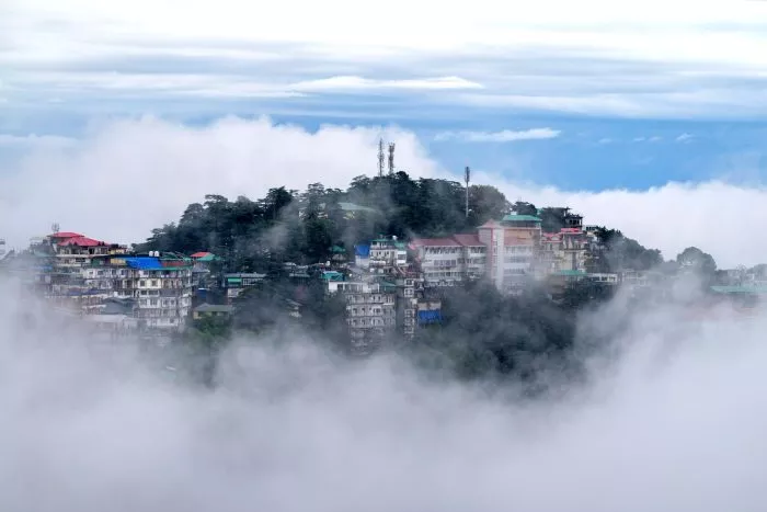 Wolken umgeben die Himalaya-Gemeinde McLeodganj in Dharamshala.