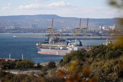 Feuer in russischem Ölhafen nach ukrainischem Angriff - 18 Tote in Luhansk