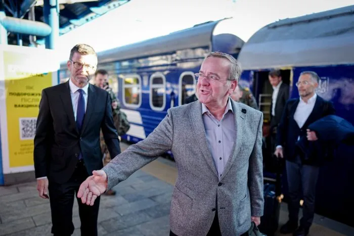 Der Verteidigungsminister will die Zusammenarbeit beider Staaten weiter ausbauen.