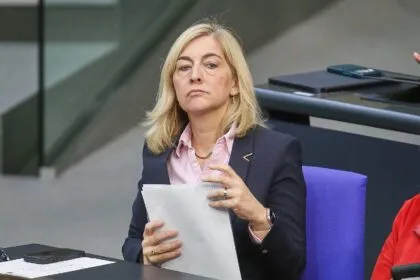 Beitrag zur Pflege: Warken will Zuschlag für Kinderlose auf 0,7 Prozent steigern