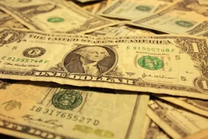 Iran-Konflikt treibt Dollar-Nachfrage und globale Finanzrisiken