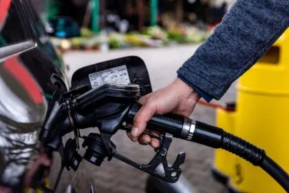 Spritpreise im Wochenvergleich niedriger - aber nicht um Höhe des Tankrabatts