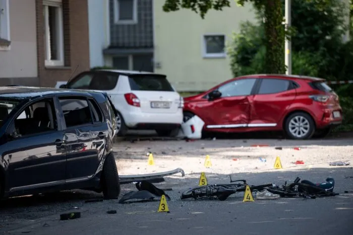 Nach dem tödlichen Unfall in Dinslaken wird bekannt: Die Fahrerin trug wegen einer früheren Ohnmacht am Steuer ein Überwachungssystem für ihr Herz