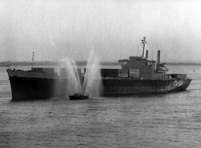 Ein Feuerlöschboot begrüßt 1968 die «American Lancer», das erste Vollcontainerschiff in Hamburg. (Archivbild)