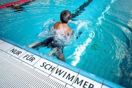 150.000 Schwimmabzeichen ausgegeben - DLRG sieht Lücken im Kinderbereich
