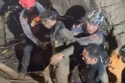 Jubel in Laos: Goldsucher nach zehn Tagen aus Höhle geborgen