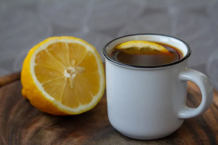 Kaffee mit Zitrone ist ein alter Hausmittelklassiker bei Kopfschmerzen