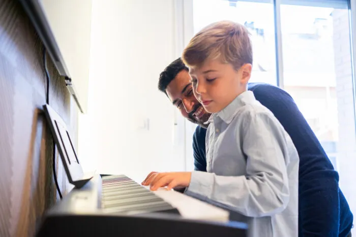 Musik aktiviert mehrere Hirnregionen, die mit Emotionen, Erinnerungen und Belohnung in Verbindung stehen. Foto: Arianne de San Jose van Hoof/iStock