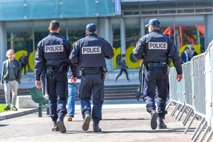 Anti-Terror-Staatsanwaltschaft ermittelt nach Angriff auf Polizisten bei Paris - Täter bekannte sich zum IS