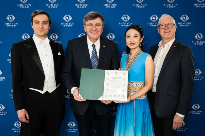 Der konservative Abgeordnete Costas Menegakis (2. v. l.) und der ehemalige konservative Abgeordnete Colin Carrie (r.) überreichen den Gastgebern von Shen Yun am 28. März 2026 im Four Seasons Centre for the Performing Arts in Toronto eine Urkunde. Foto: Epoch Times