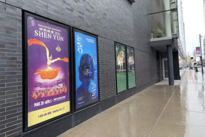 Ein Plakat von Shen Yun Performing Arts vor dem Four Seasons Centre in Toronto am 2. April 2026. Foto: Teng Dongyu/The Epoch Times