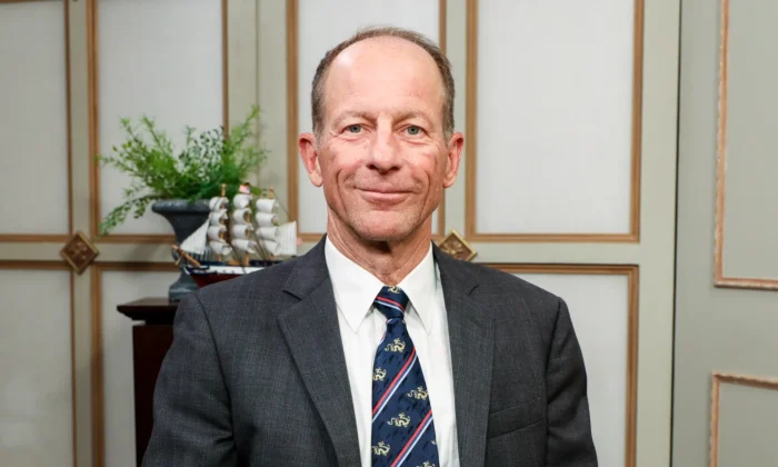 Der ehemalige US-Staatssekretär für Ostasien und Pazifik, David Stilwell, in Washington am 21. Juni 2022. Stilwell, der zuvor zwei Jahre an der US-Botschaft in Peking tätig war, bemerkte, dass vor Beginn der Verfolgung von Falun Gong vor 27 Jahren sogar Familien hochrangiger Funktionäre diese Praxis übernommen hatten. Foto: Matthew Pearson / CPI Studios
