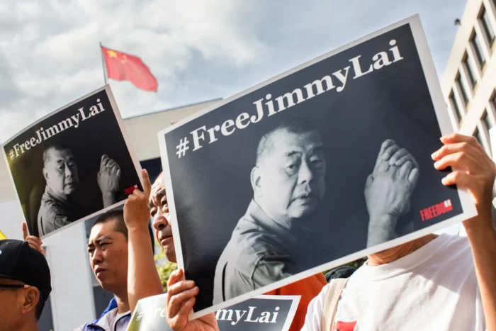 Menschen versammeln sich vor dem chinesischen Generalkonsulat in Los Angeles, um am 14. Februar 2026 gegen die Verurteilung des Medienunternehmers Jimmy Lai zu protestieren. Claire Lai sagte, dass sich das Hör- und Sehvermögen ihres Vaters in den sechs Jahren seiner Inhaftierung in Hongkong verschlechtert habe und er weitere gesundheitliche Probleme erlitten habe. Foto: Apu Gomes / Getty Images