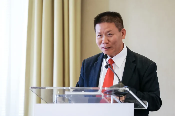 Bob Fu, Präsident von ChinaAid, spricht bei einer Veranstaltung des Committee on the Present Danger in Washington am 2. Mai 2019. Fu sagte, Christen würden von der KPCh unter Vorwürfen wie „Bereitstellung illegaler Versammlungsräume“ und „rechtswidriger Predigttätigkeit“ ins Visier genommen. Foto: The Epoch Times