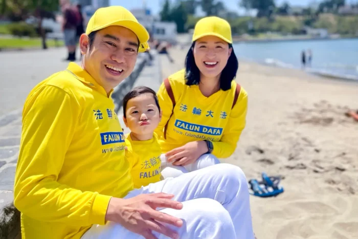 Doria Liu mit ihrem Ehemann und ihrem Sohn in San Francisco im Juli 2024. Ihre Mutter, Meng Zhaohong, wurde in China zu vier Jahren Gefängnis verurteilt, weil sie auf einem Bauernmarkt mit Kunden über Falun Gong gesprochen hatte. Foto: Mit freundlicher Genehmigung von Doria Liu.