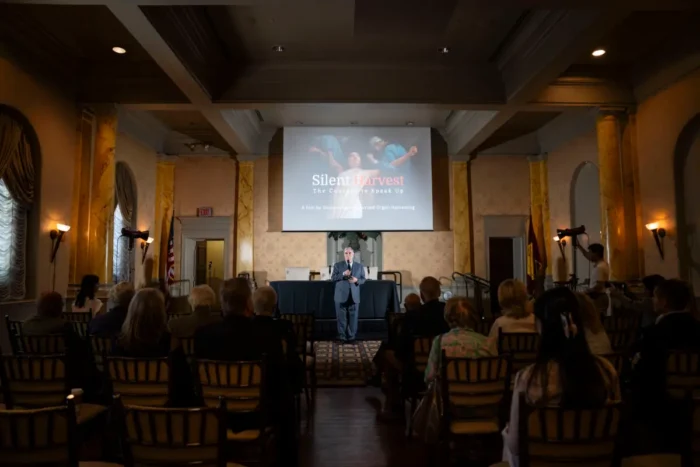 Torsten Trey, Gründer und Geschäftsführer von Doctors Against Forced Organ Harvesting, spricht während der Premierevorstellung des Dokumentarfilms „Silent Harvest: The Courage to Speak Up“ am 16. Mai 2026 in Washington. Foto: Madalina Kilroy/The Epoch Times