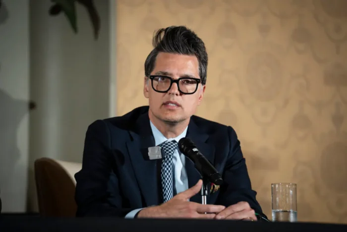 Weldon Gilcrease, außerordentlicher Professor für Onkologie an der Medizinischen Fakultät der Universität Utah und stellvertretender Direktor von Doctors Against Forced Organ Harvesting, spricht nach der Vorführung des Dokumentarfilms „Silent Harvest: The Courage to Speak Up“ am 16. Mai 2026 in Washington. Foto: Madalina Kilroy/The Epoch Times