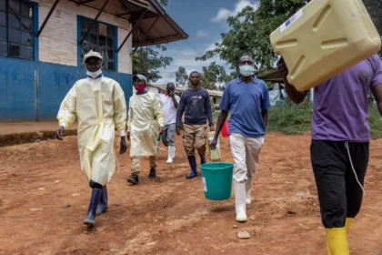 Ebola-Ausbruch durch seltene Virusvariante: Impfstoffforschung im globalen Wettlauf