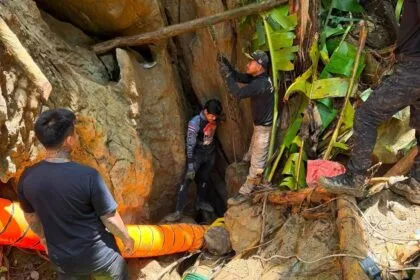 Höhle in Laos: Sieben Goldsucher sitzen fest