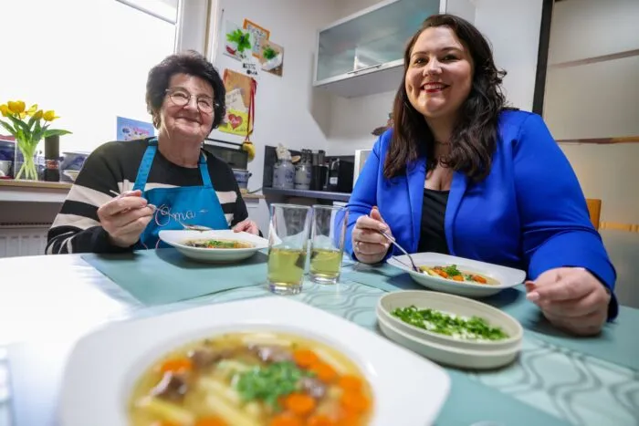 Oma Annemarie und ihre Enkelin Vanessa genießen die gemeinsame Zeit, die sie durch das Video-Projekt miteinander verbringen.