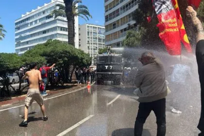 Proteste in Izmir: Türkische Polizei setzt Wasserwerfer ein