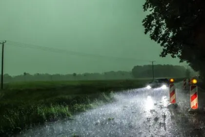 Unwetter-Chaos in NRW: Bahn stoppt Züge, Rettungseinsätze überall