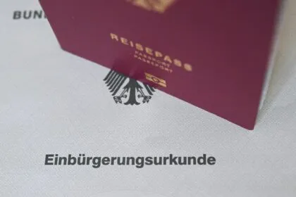 Einbürgerungsrekord: Mehr als 300.000 Menschen erhielten 2025 den deutschen Pass