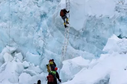 Riesiger Eisblock verzögert Bergsteiger-Saison am Mount Everest