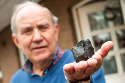 Meteorit schlägt in Wohnhaus ein: 4 Kilogramm Gestein geborgen
