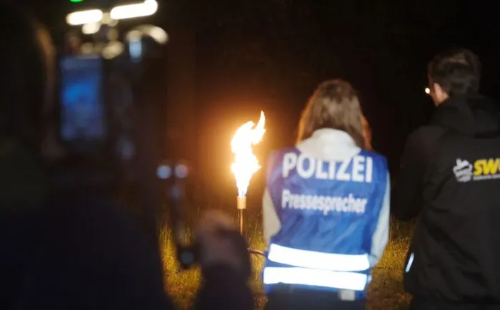 Das Gas wurde mit Hilfe einer Fackel abgefackelt. Mittlerweile sind die Leitungen leer und die Fackel erloschen.
